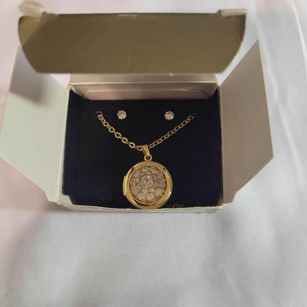 Avon Gold Necklace with Sparkling Pendant - Picture 3 of 6